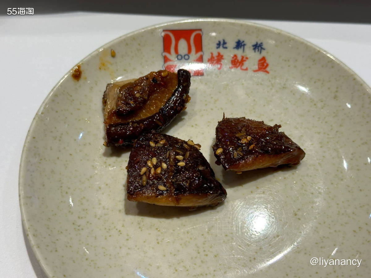 很大的一家烤鱿鱼店，但是不止买烤鱿鱼还有其他一些烤串，内容非