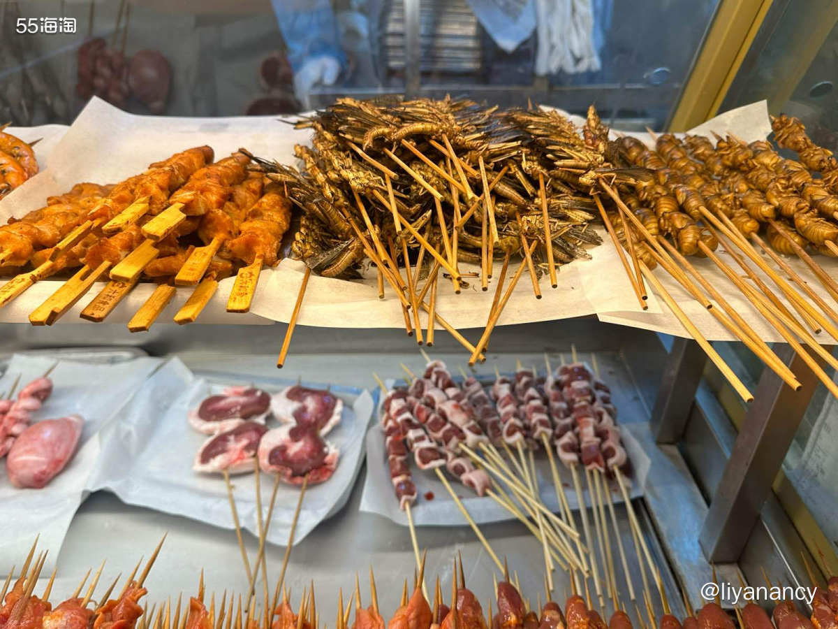 很大的一家烤鱿鱼店，但是不止买烤鱿鱼还有其他一些烤串，内容非
