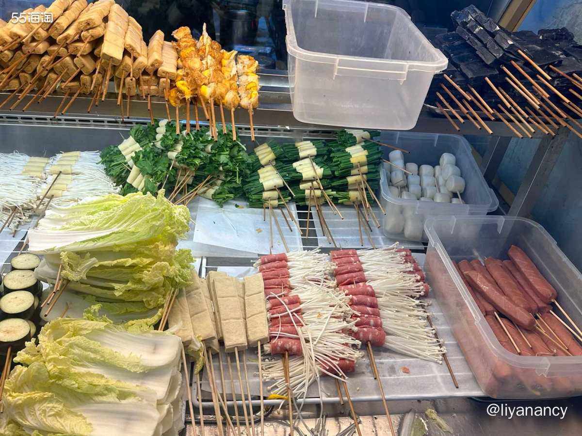 很大的一家烤鱿鱼店，但是不止买烤鱿鱼还有其他一些烤串，内容非