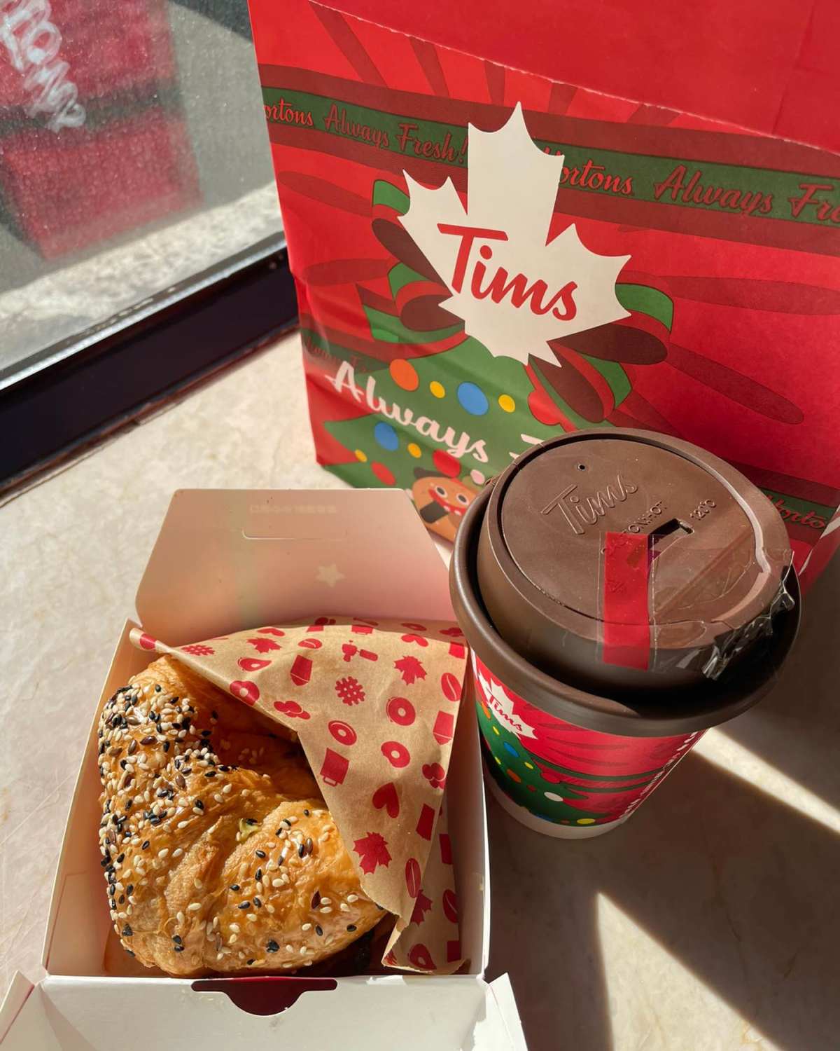 🍔今天起迟了，又不想烧早饭，想着给自己点一个早午餐，早饭中