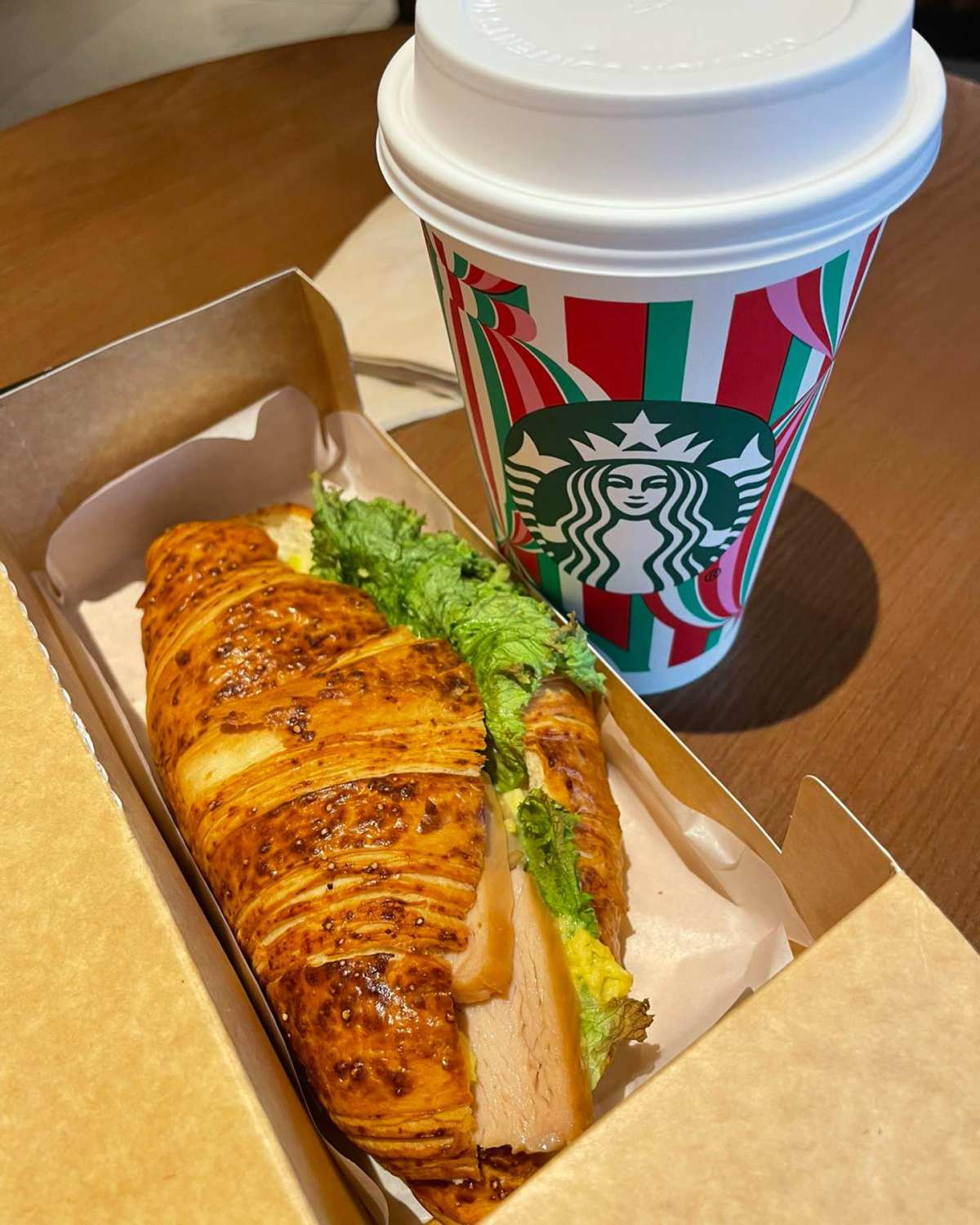 ☕️今天中午依旧是不想吃正餐的一顿，中午去星爸爸点了一杯拿铁