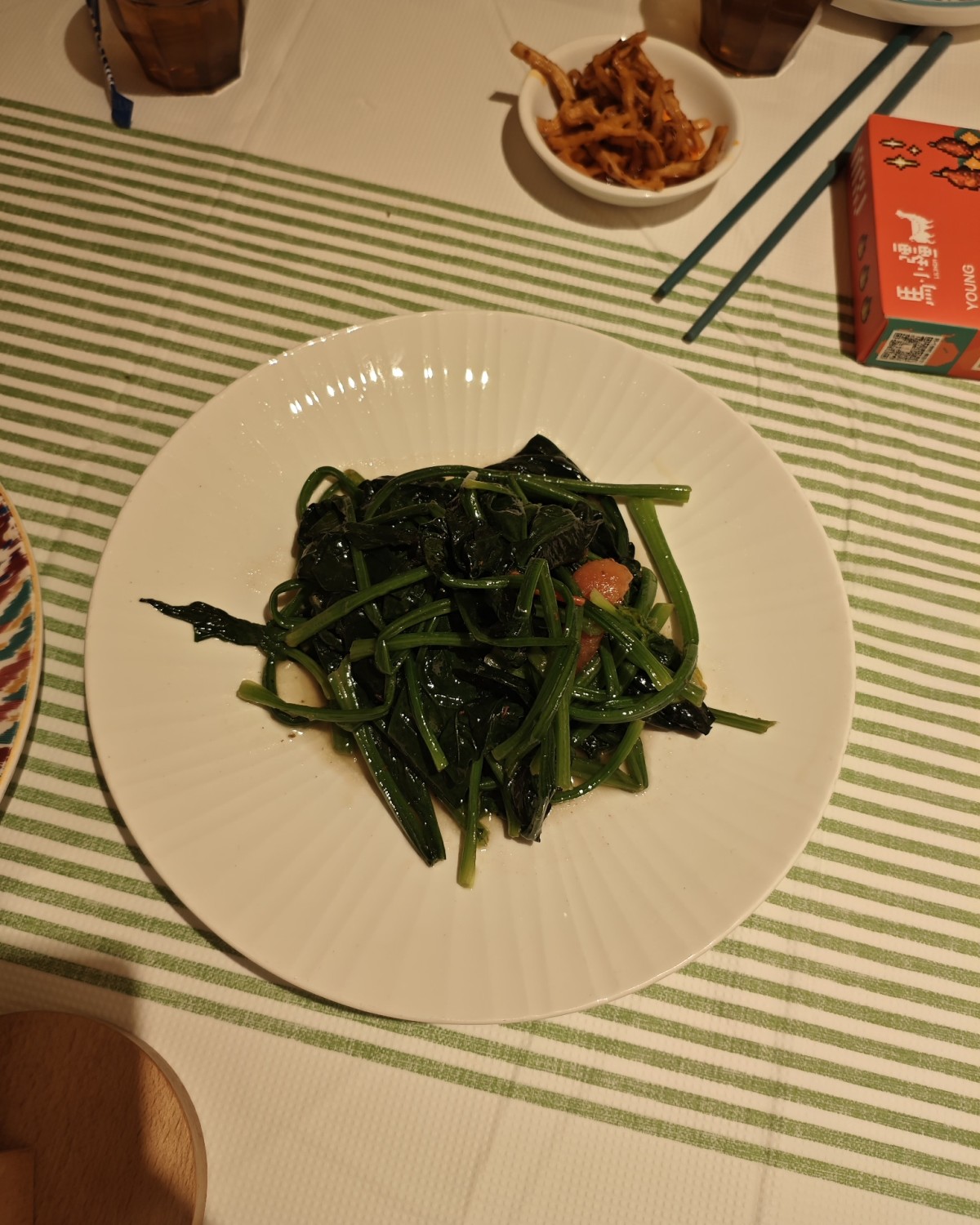 周末跟我家人去了宜家商场吃饭，晚上一起吃了新疆菜～  👉�