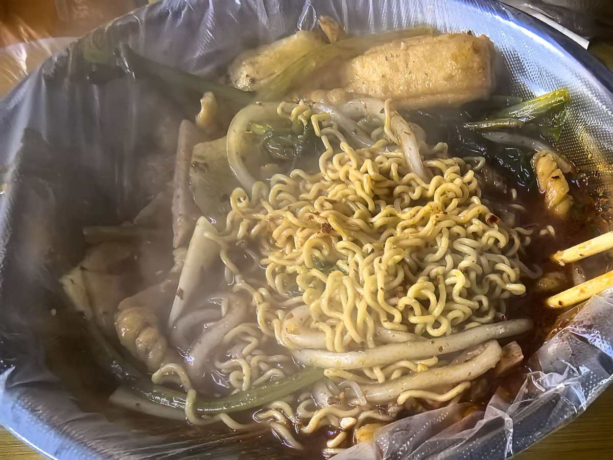 哈哈哈哈。我真的是巨爱吃麻辣烫冒菜火锅这类人。 虽然我感觉都