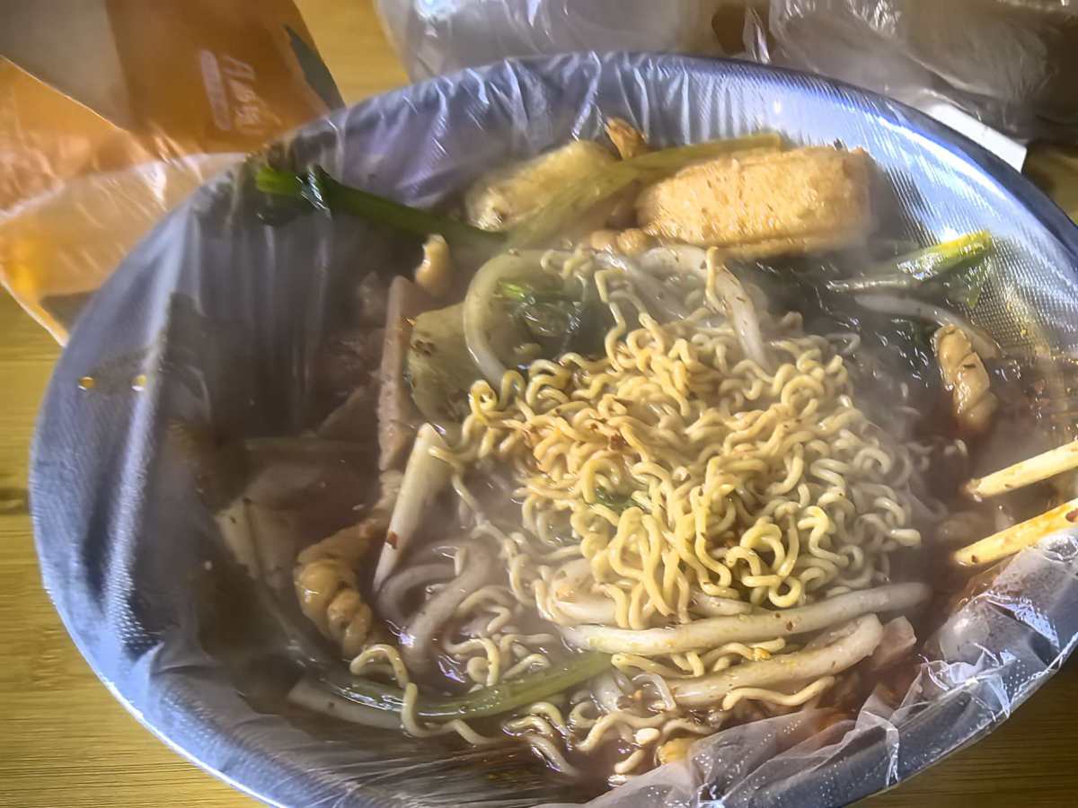 哈哈哈哈。我真的是巨爱吃麻辣烫冒菜火锅这类人。 虽然我感觉都