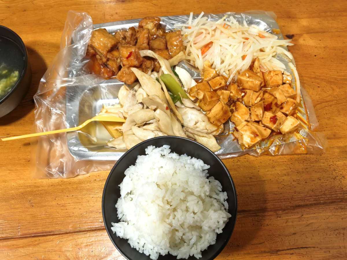 这家快餐自从开了之后生意还蛮好的。 菜都是现炒的。 米饭和汤