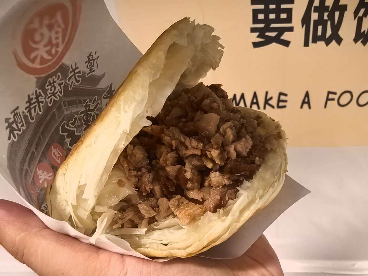 好久没吃肉夹馍了。我自己吃肉夹馍一般。 但是我老公蛮爱吃的。