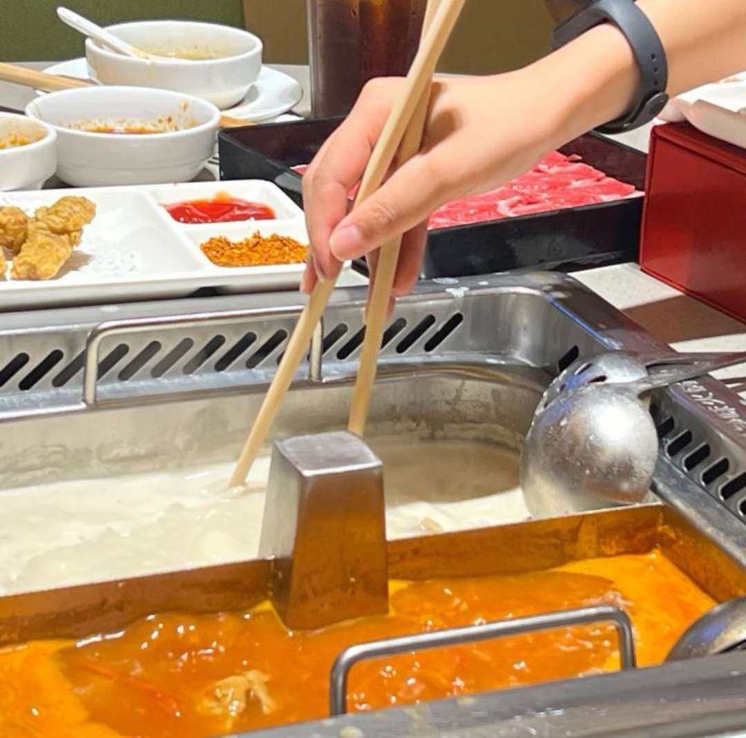 🌸才信誓旦旦的说不吃火锅了，转头我妹就约我去海底捞，她生日