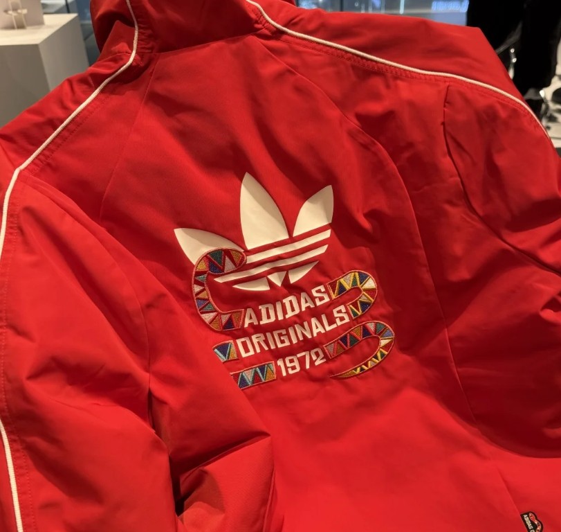 Adidas蛇年的限定款来啦，这次是一件阿迪达斯三叶草蛇年限
