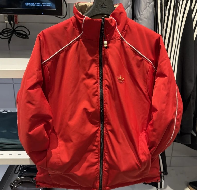 Adidas蛇年的限定款来啦，这次是一件阿迪达斯三叶草蛇年限