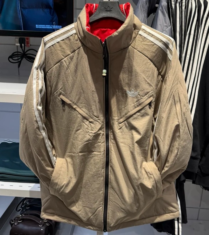 Adidas蛇年的限定款来啦，这次是一件阿迪达斯三叶草蛇年限