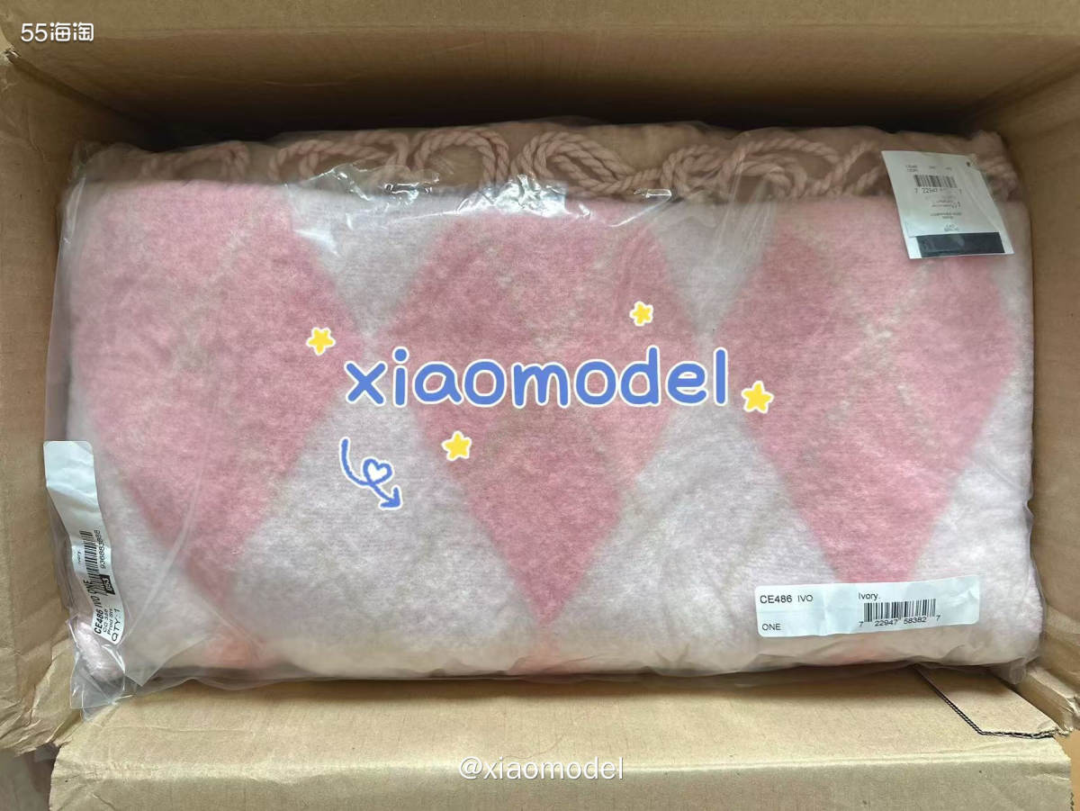 🐶昨天收到1个大箱子，我的coach围巾又到了1箱子哦！ 