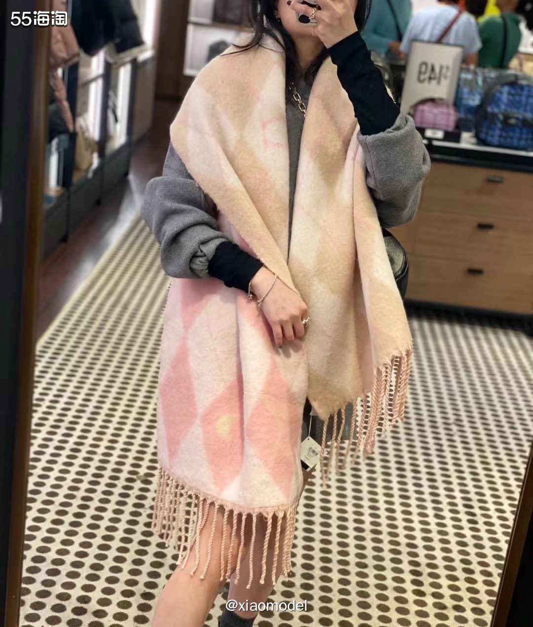 🐶昨天收到1个大箱子，我的coach围巾又到了1箱子哦！ 