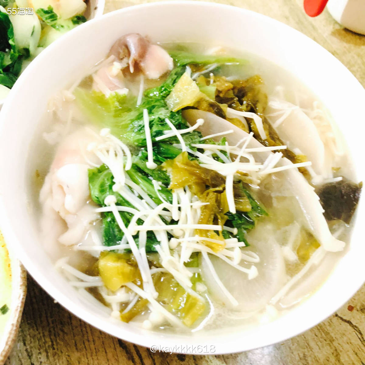 今天给同事换班下午才去，所以就可以做午饭啦～菜场买的二十块鱼