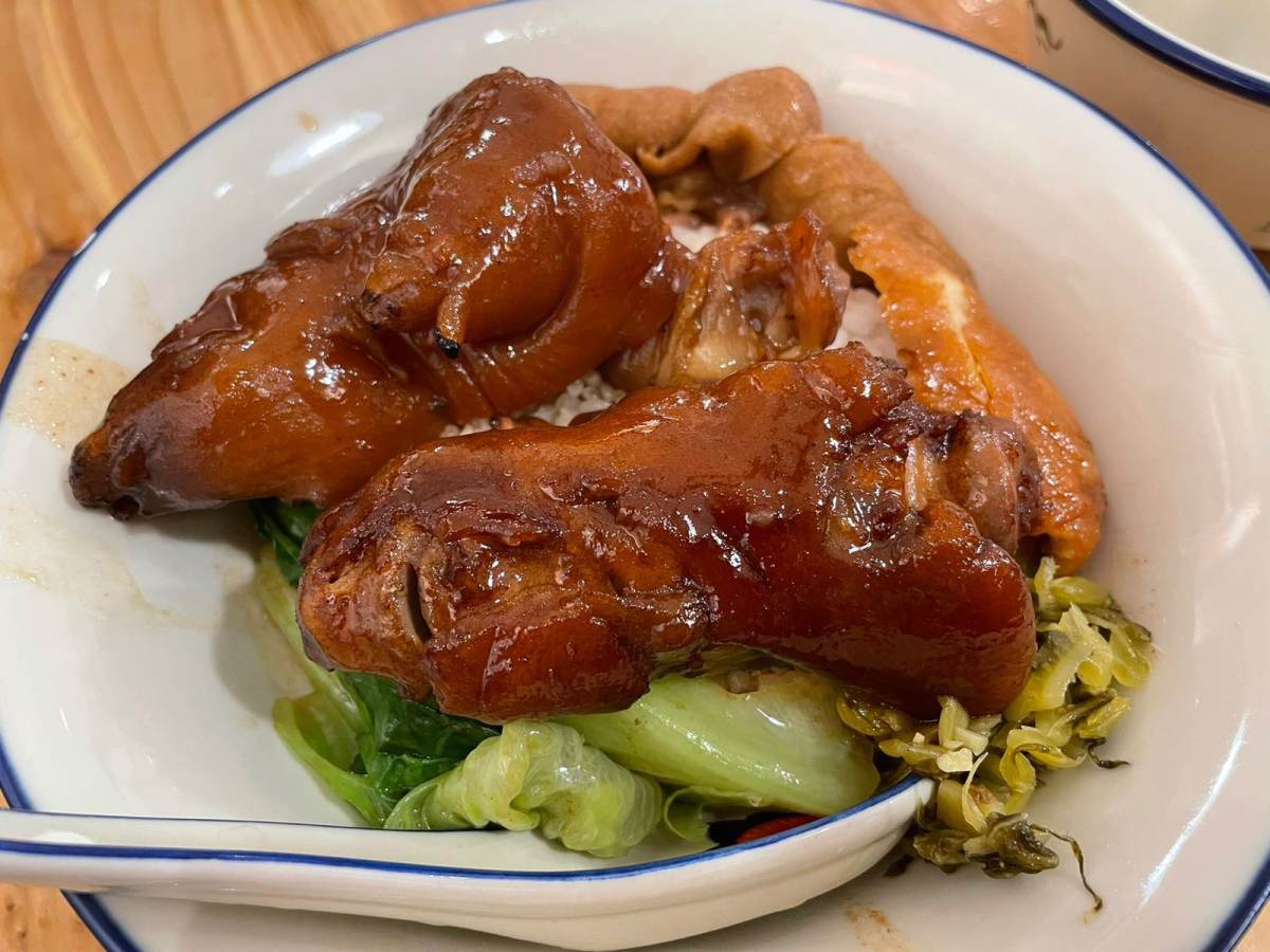 🐷中午，和小伙伴们一起去吃新开的一家店——隆江猪脚饭店。上
