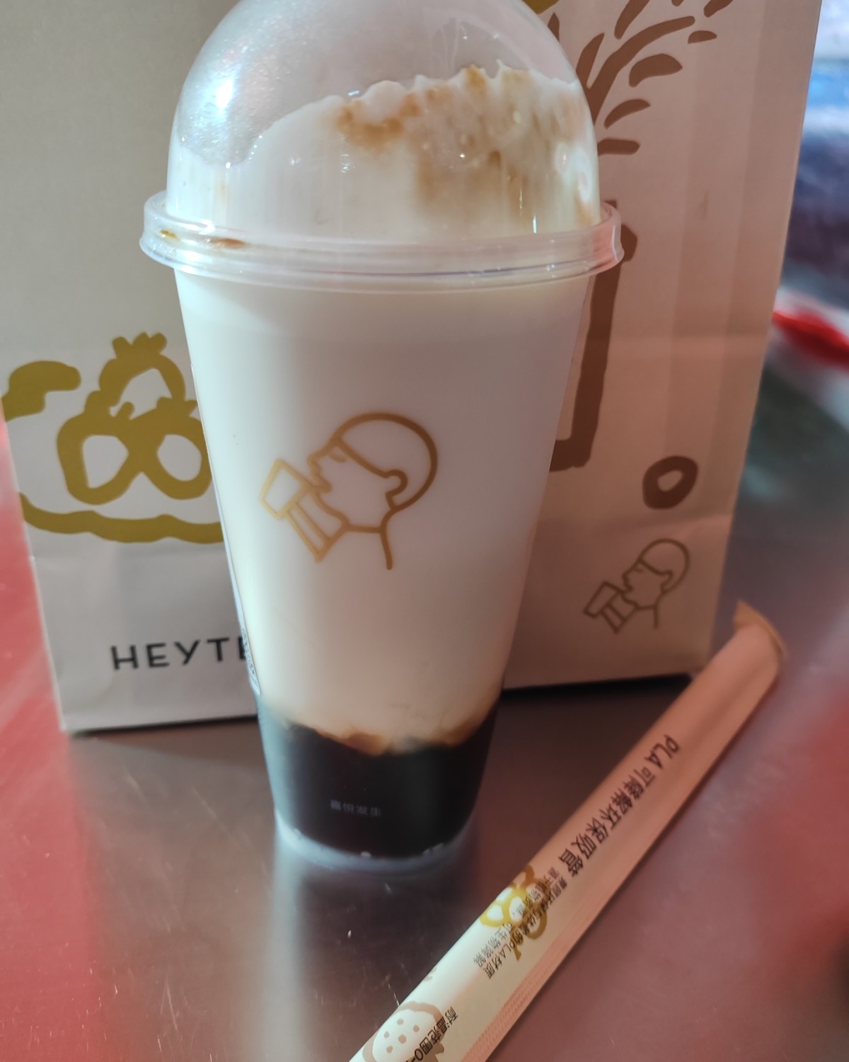 奶茶喝不停，感觉冬天是离不开糖分的季节，吃点甜的会觉得很开心