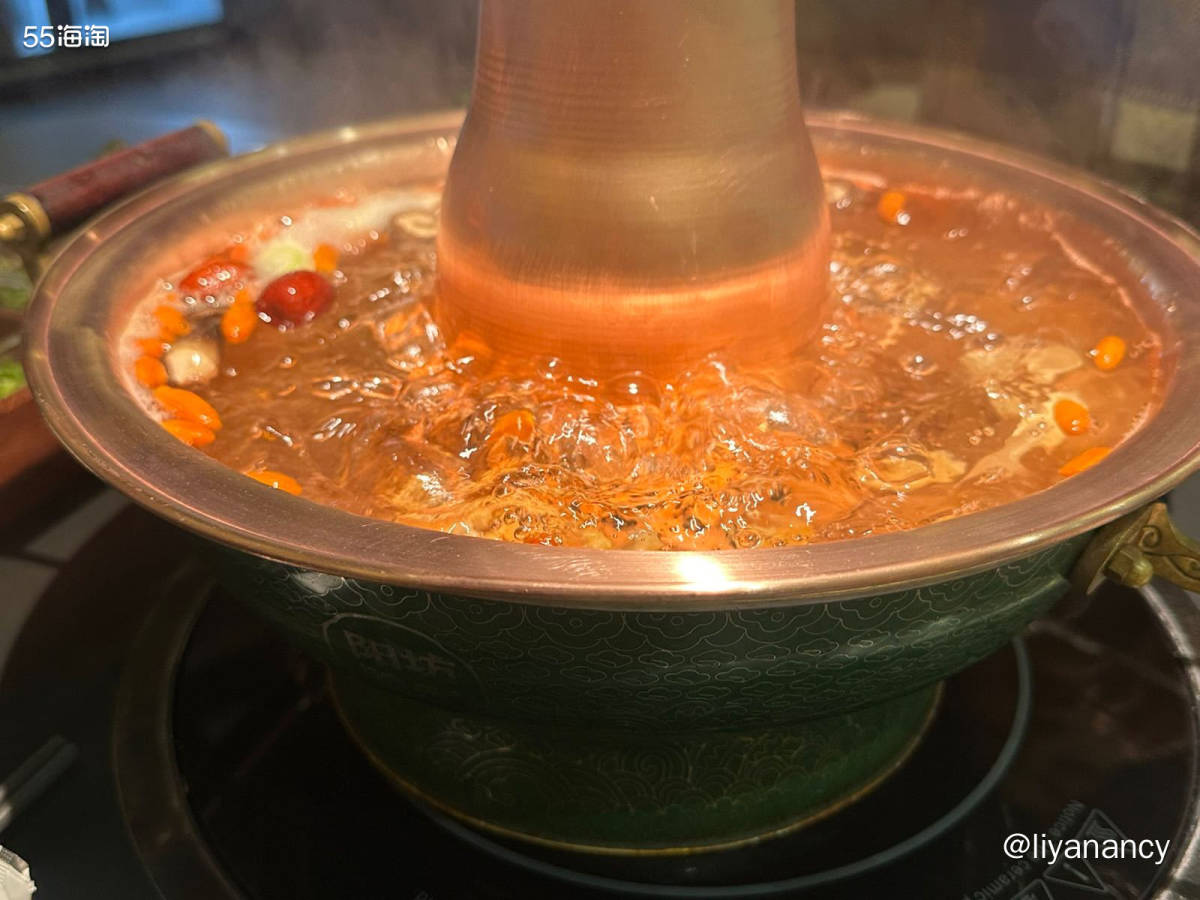 冬天和火锅更配哦，阳坊涮肉家的肉很新鲜，可以选的种类很多，各