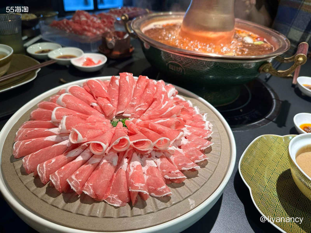冬天和火锅更配哦，阳坊涮肉家的肉很新鲜，可以选的种类很多，各