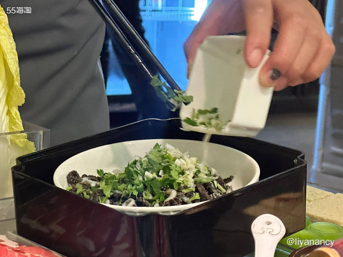 冬天和火锅更配哦，阳坊涮肉家的肉很新鲜，可以选的种类很多，各