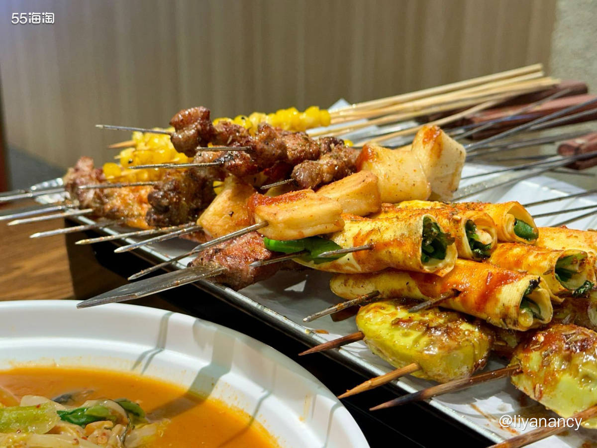 就在公司对面的美食一条街上，店内主要是烧烤还有麻辣烫等，肉都