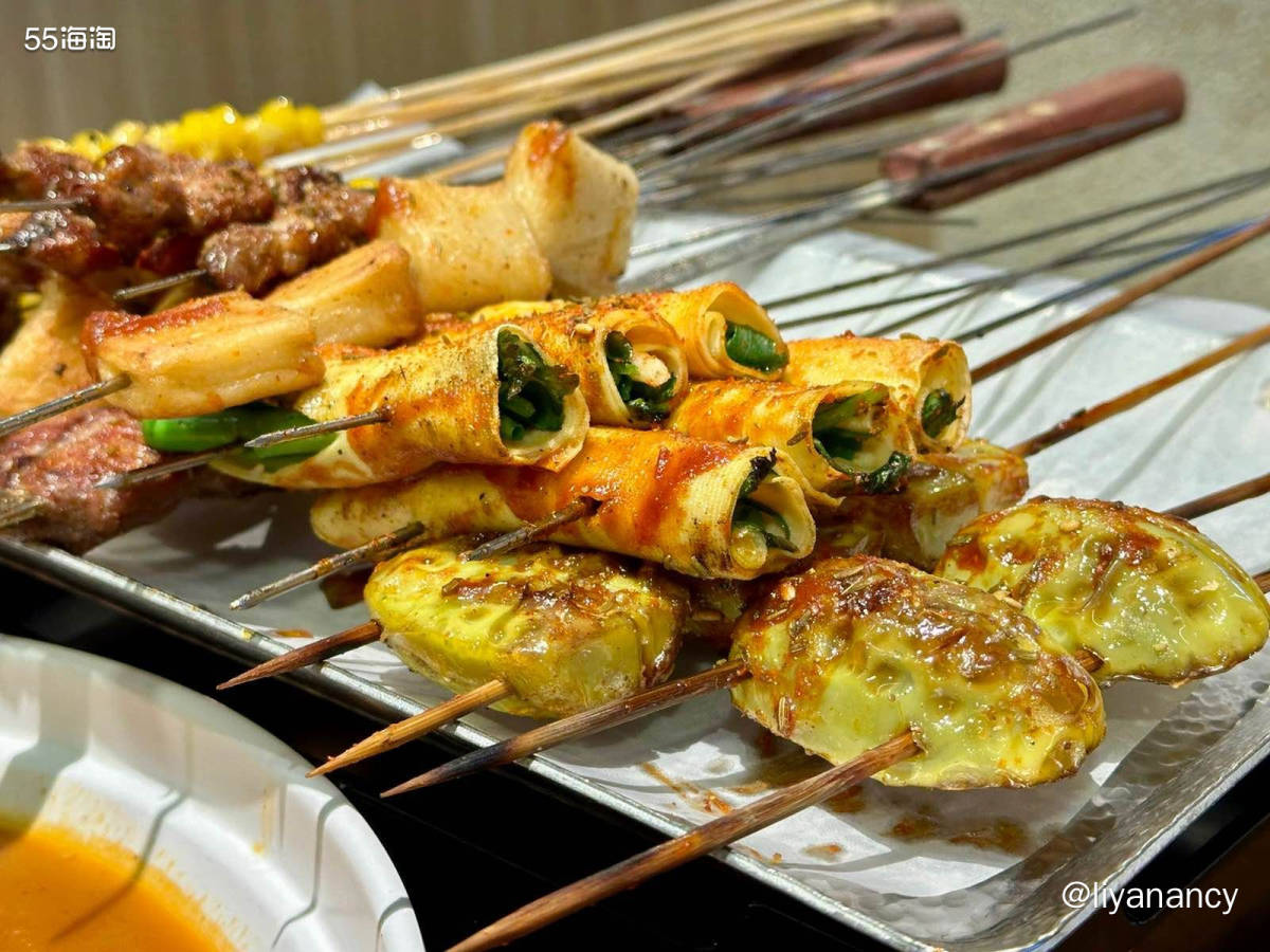 就在公司对面的美食一条街上，店内主要是烧烤还有麻辣烫等，肉都