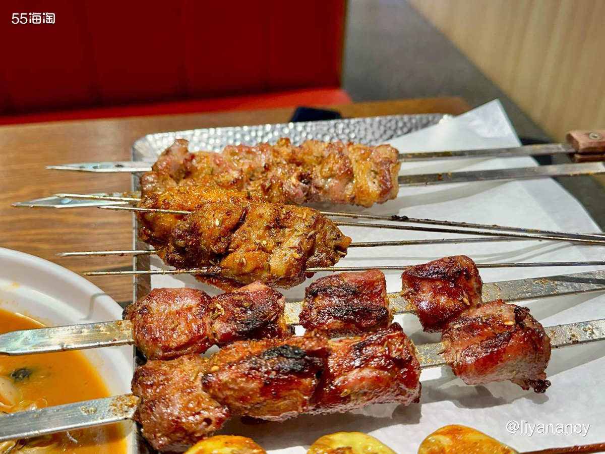 就在公司对面的美食一条街上，店内主要是烧烤还有麻辣烫等，肉都