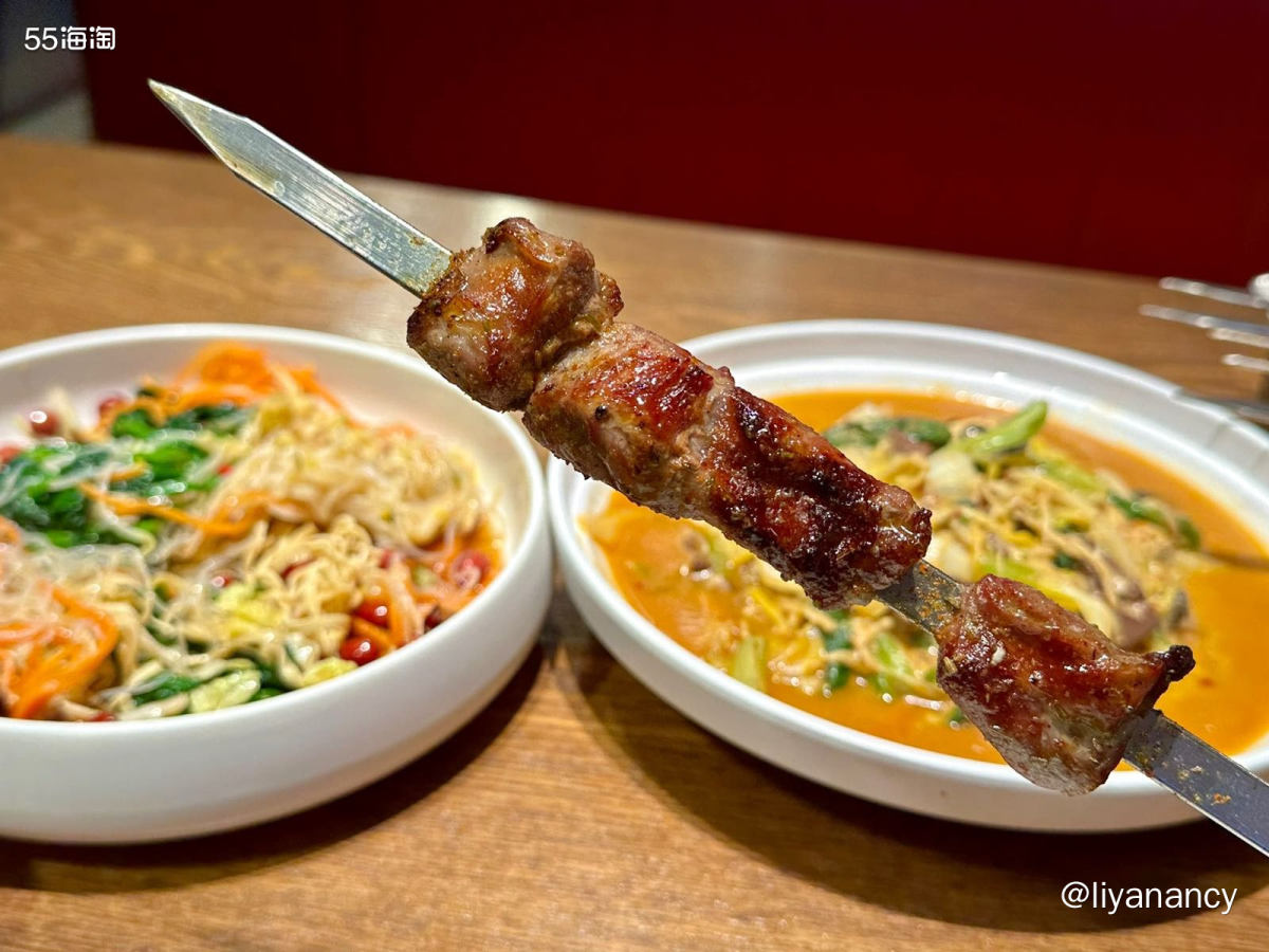 就在公司对面的美食一条街上，店内主要是烧烤还有麻辣烫等，肉都