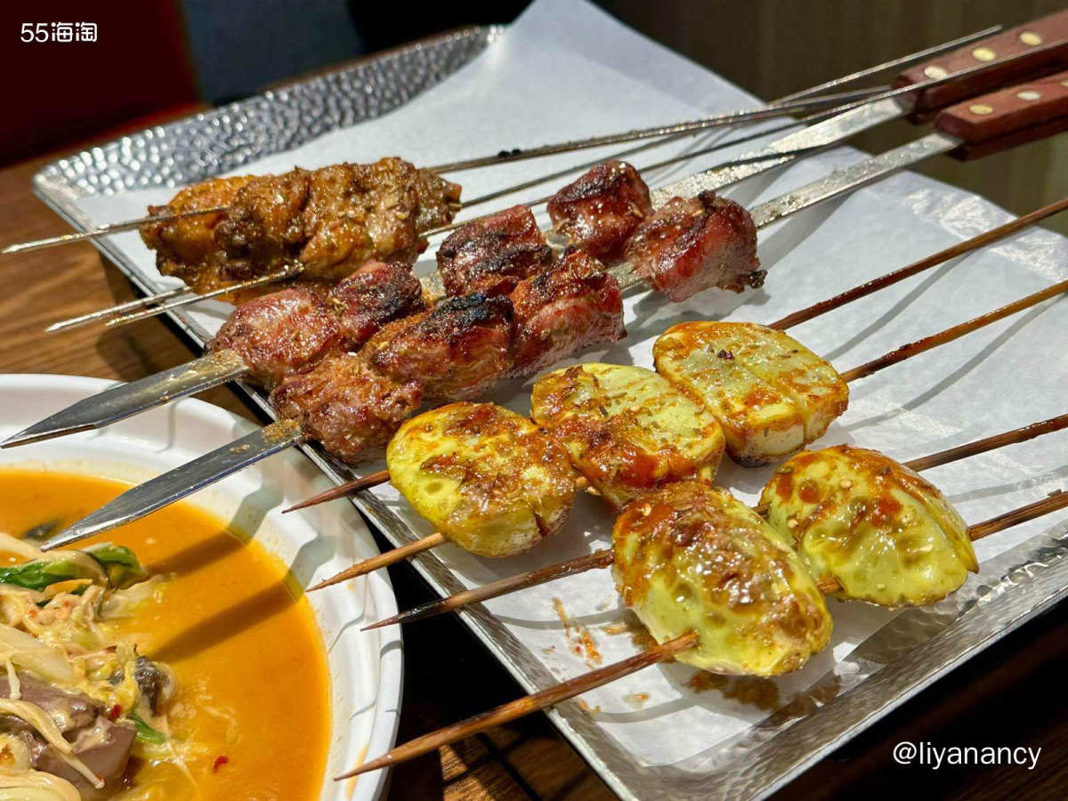 就在公司对面的美食一条街上，店内主要是烧烤还有麻辣烫等，肉都