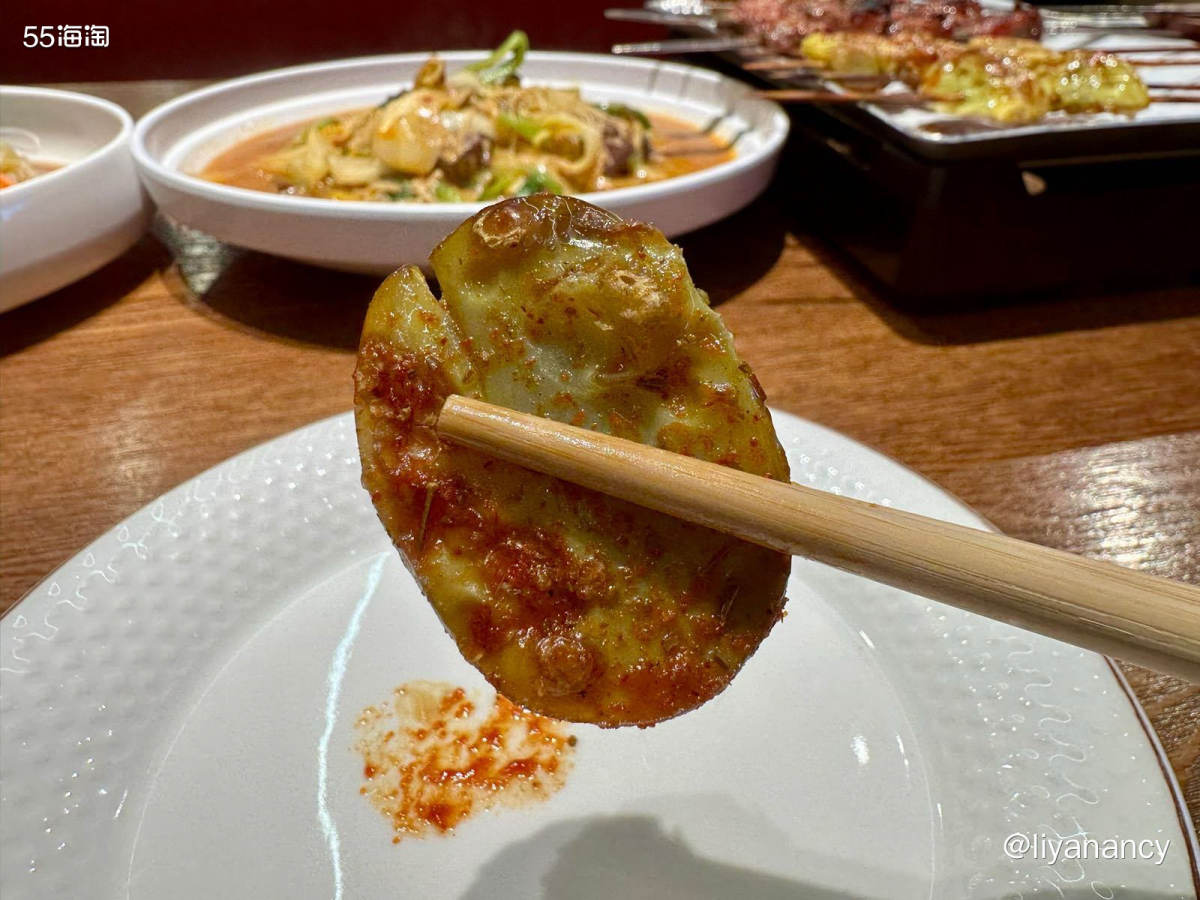 就在公司对面的美食一条街上，店内主要是烧烤还有麻辣烫等，肉都