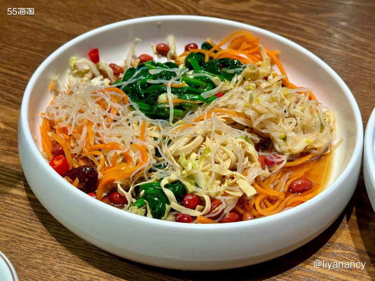 就在公司对面的美食一条街上，店内主要是烧烤还有麻辣烫等，肉都