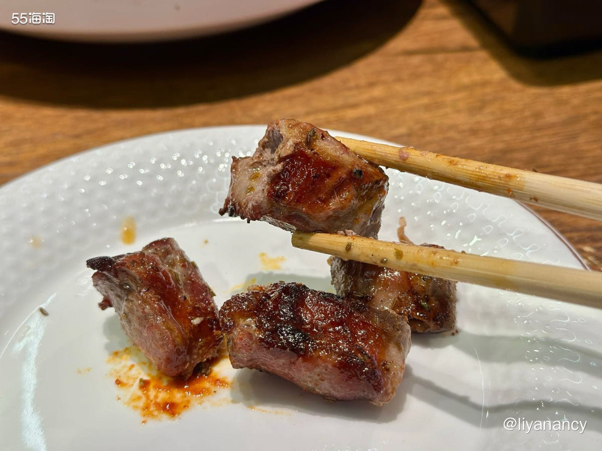 就在公司对面的美食一条街上，店内主要是烧烤还有麻辣烫等，肉都