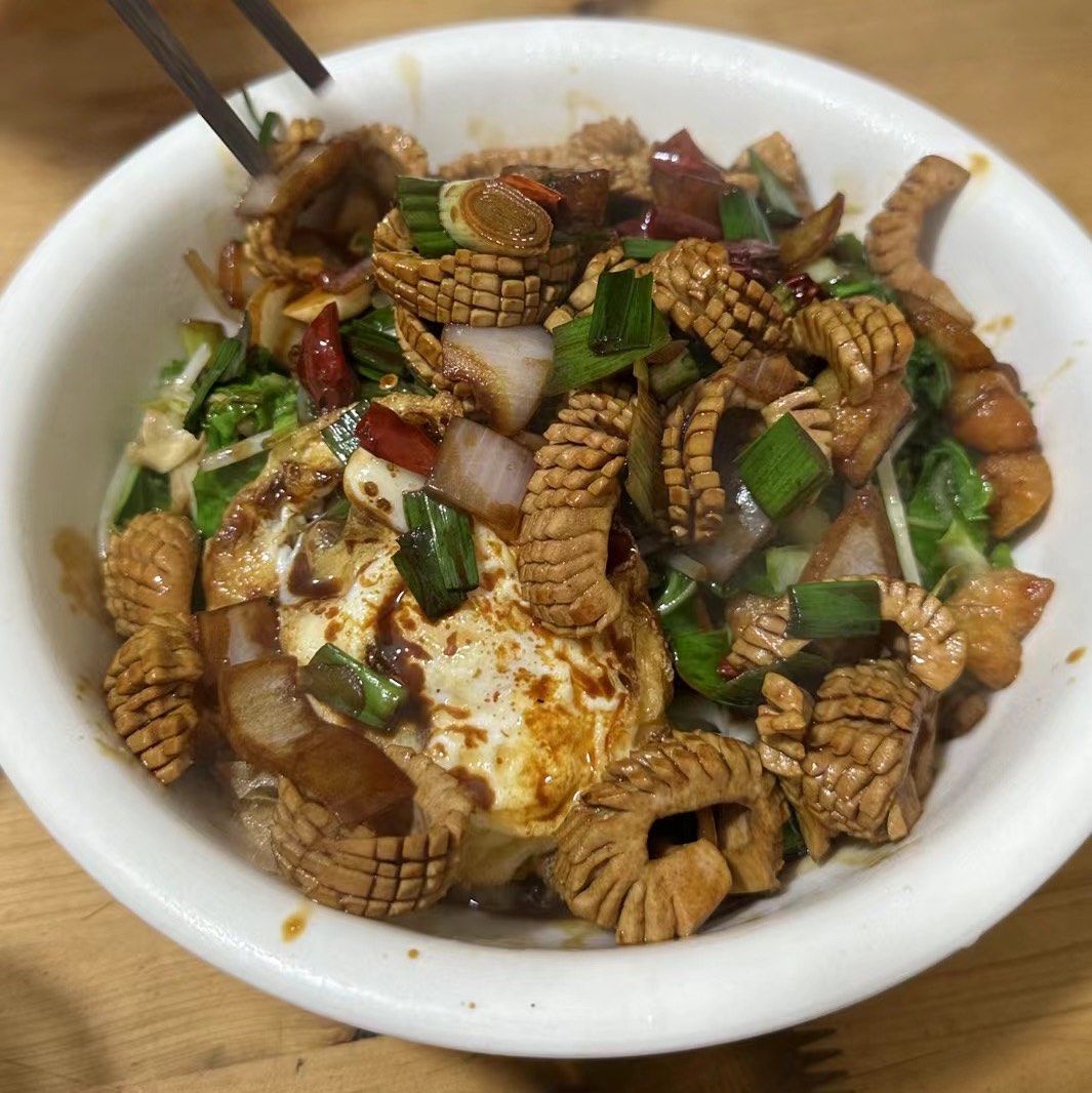 🍜拌川是杭州的特色面食，它的面和浇头都是分别烧的，然后搅拌