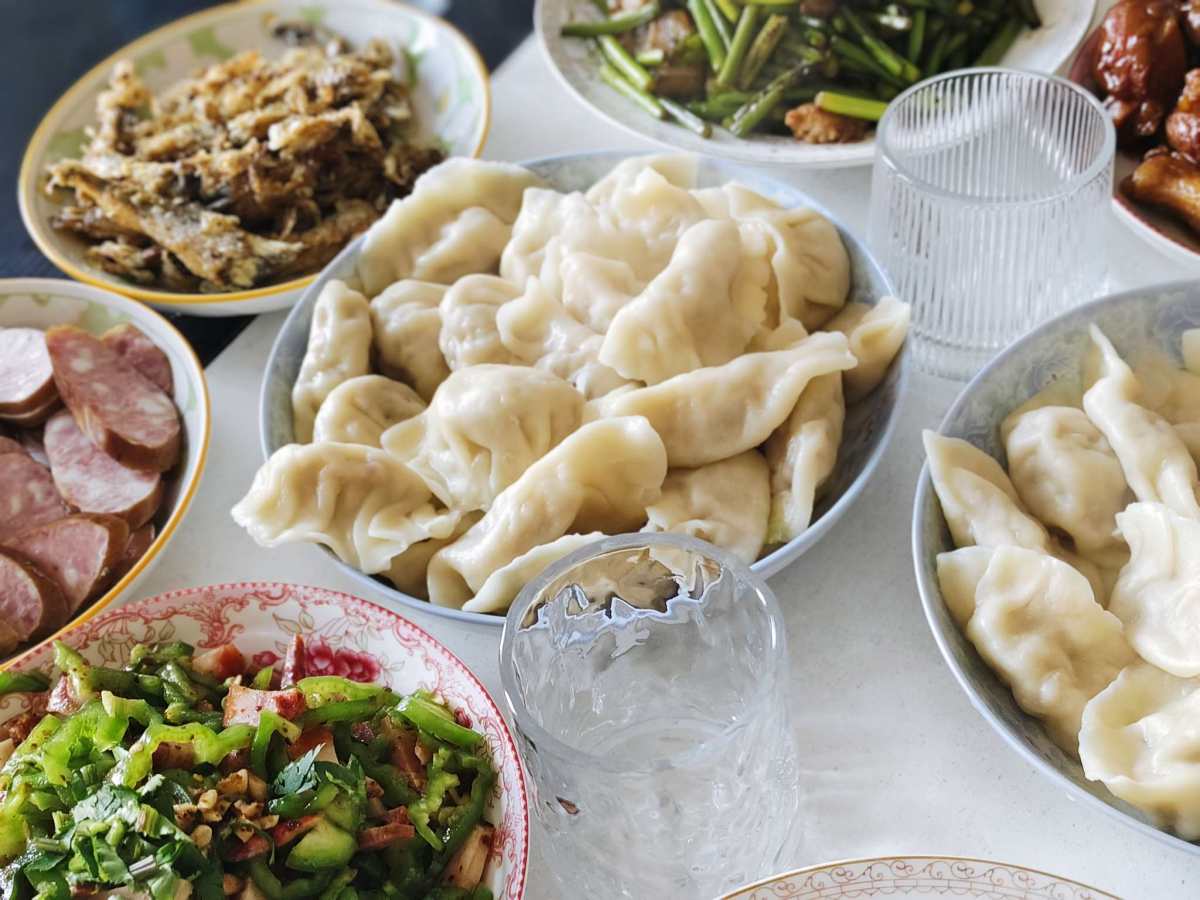 迎客的饺子，送客的面。今天表妹来，所以作为姑姑的我妈妈给他包