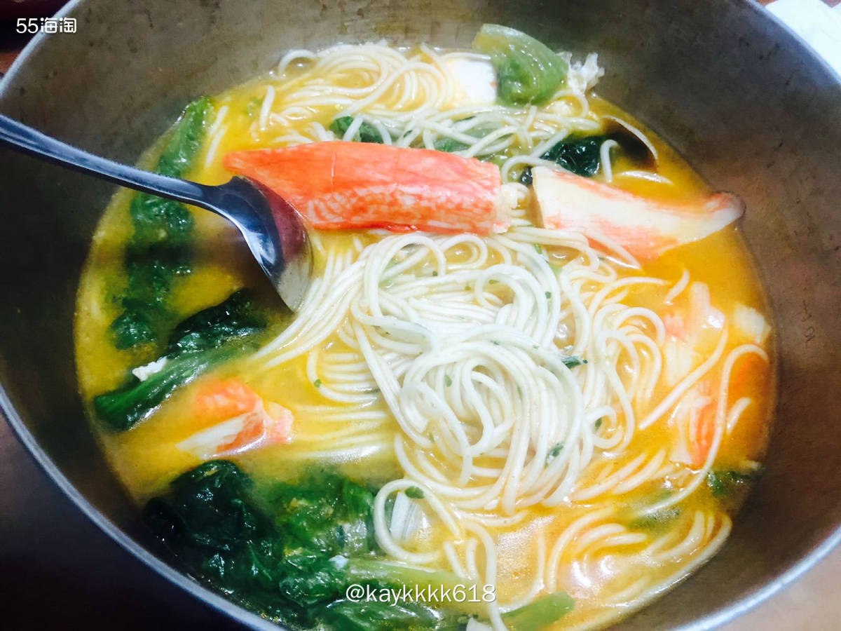 搬砖回家来不及做饭就煮碗面吧！之前买的拉面说的冬阴功汤面超级