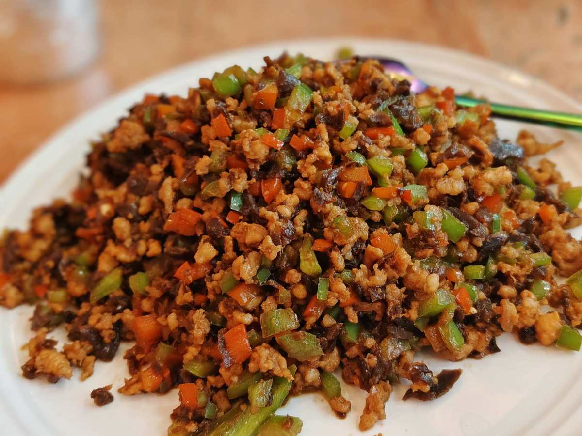附近开了一家特别火的云南菜，叫火烧云，听说排队很久，我们十点