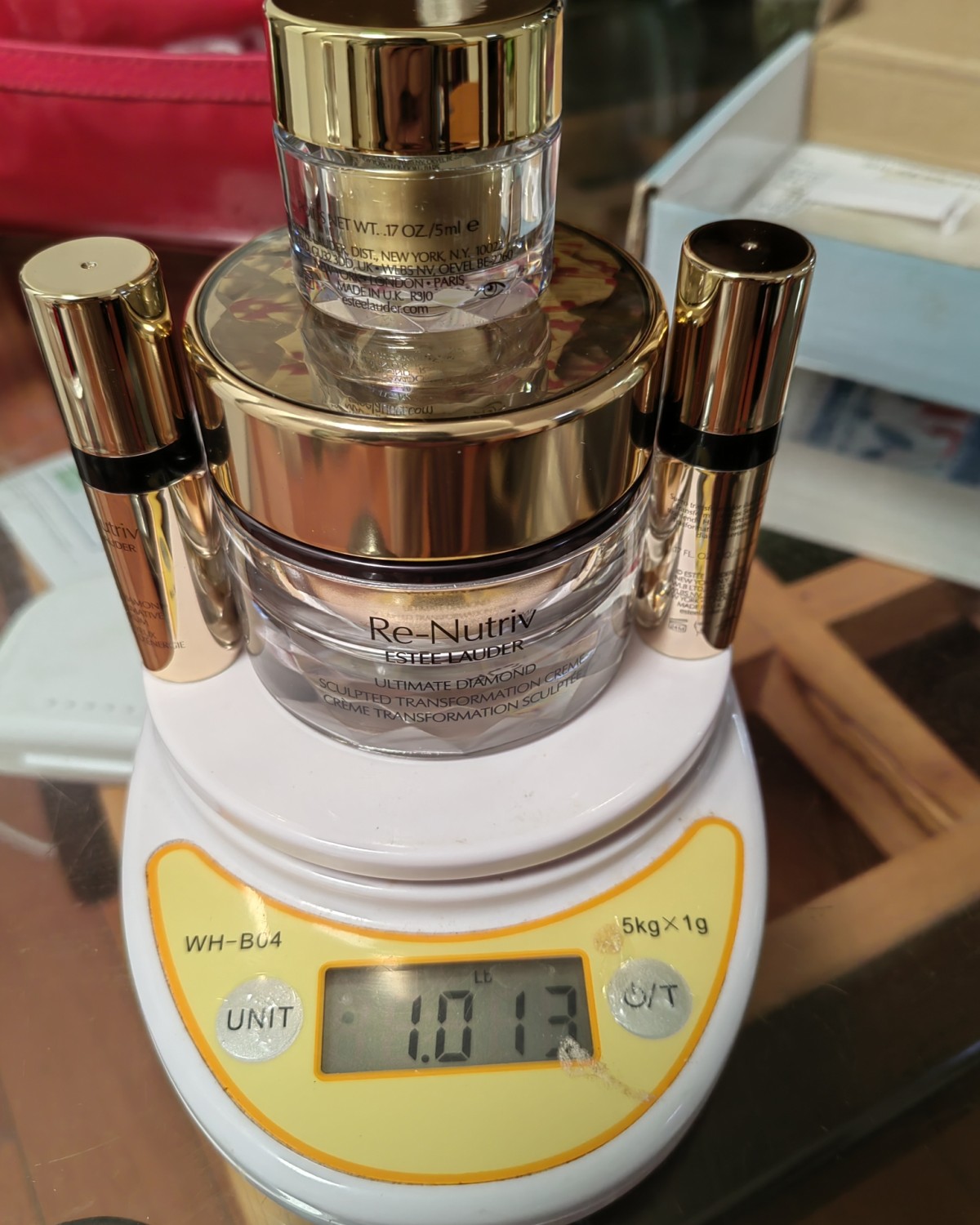 雅诗兰黛白金黑钻面霜套盒包含50ml的面霜，5ml黑钻眼霜，