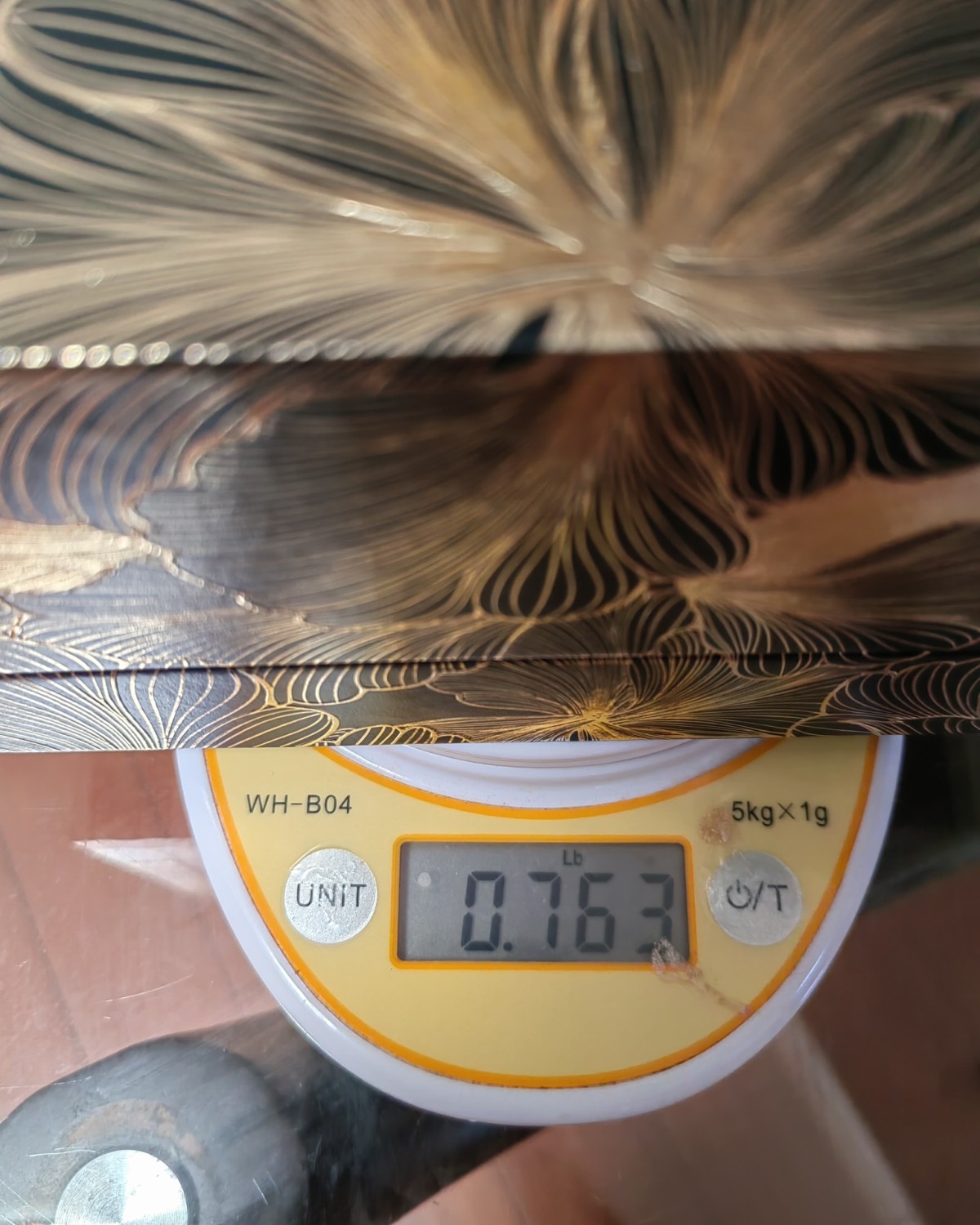 雅诗兰黛白金黑钻面霜套盒包含50ml的面霜，5ml黑钻眼霜，