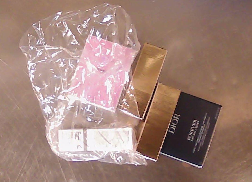 这箱都是丝芙兰买的 dior粉饼，香奈儿香水，ysl粉底液X