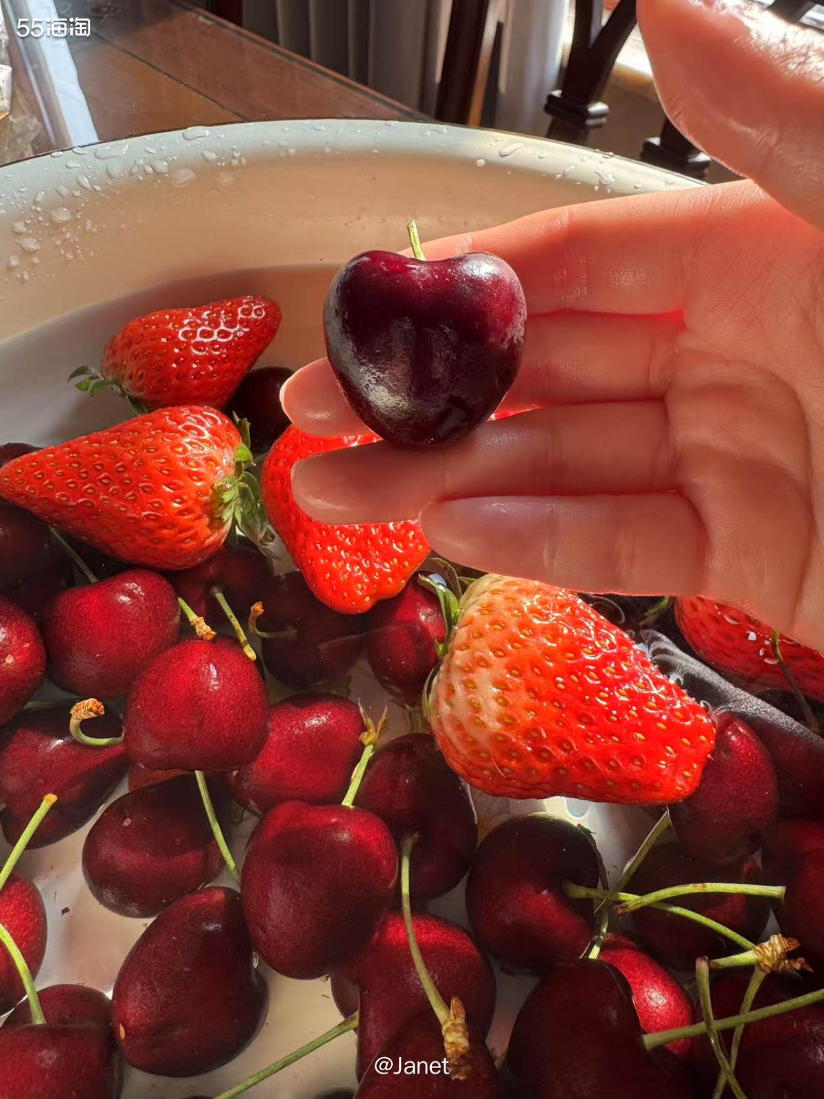 最近车厘子的价格越来越便宜了，周六一早就出门去找品质好点的车