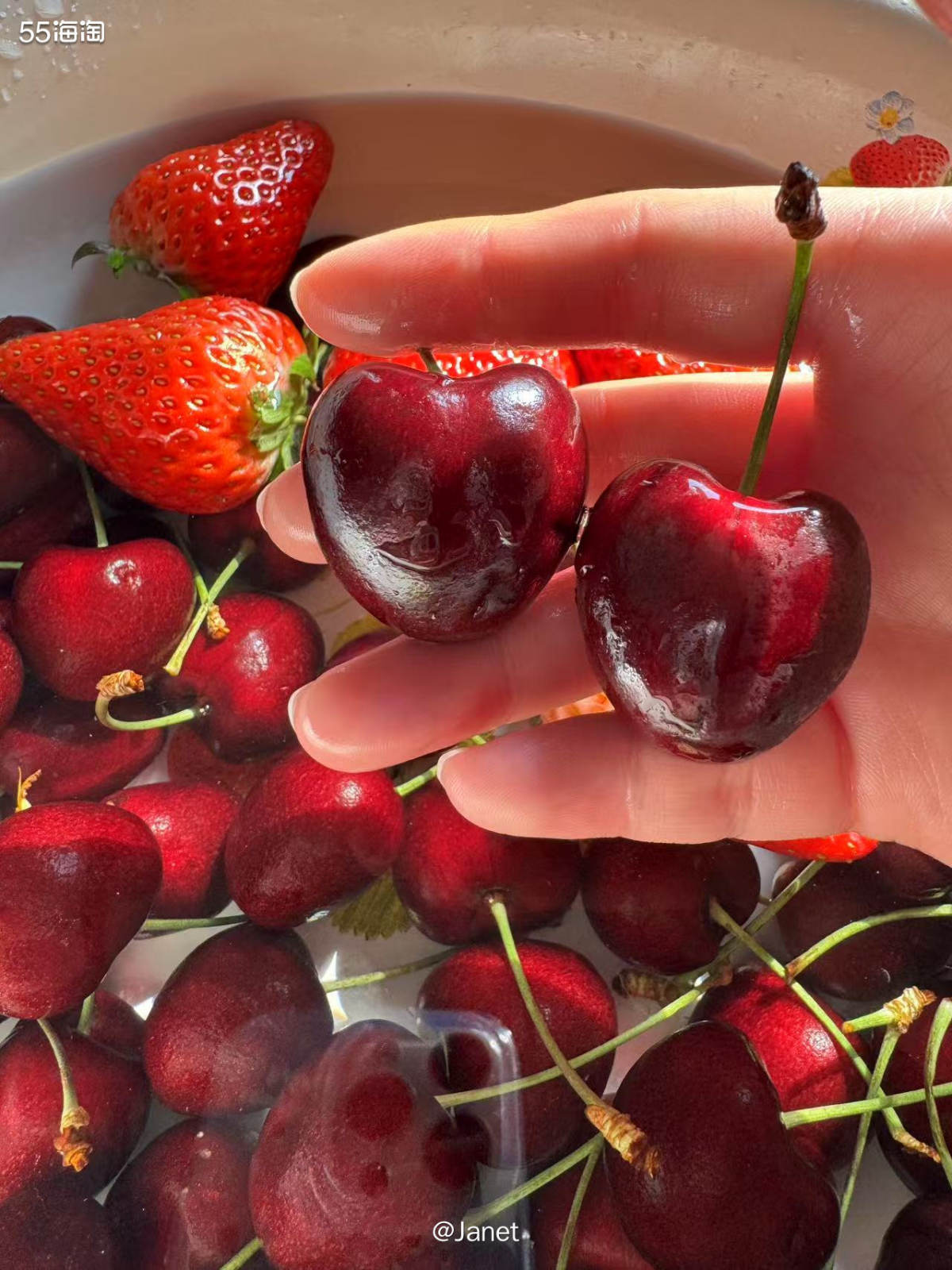 最近车厘子的价格越来越便宜了，周六一早就出门去找品质好点的车