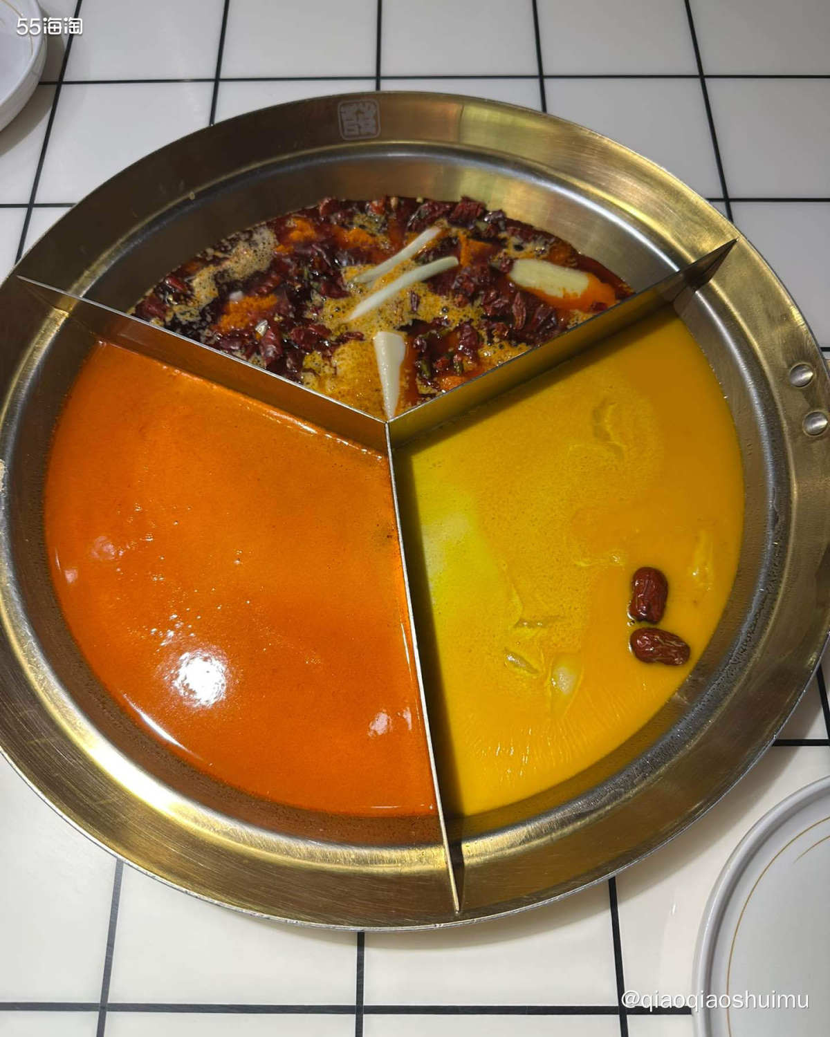 昨晚找了一家火锅串串香，不到200吃得饱饱。 锅底选了三拼，