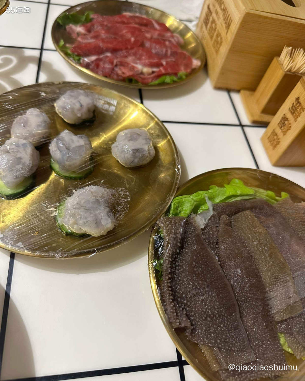昨晚找了一家火锅串串香，不到200吃得饱饱。 锅底选了三拼，