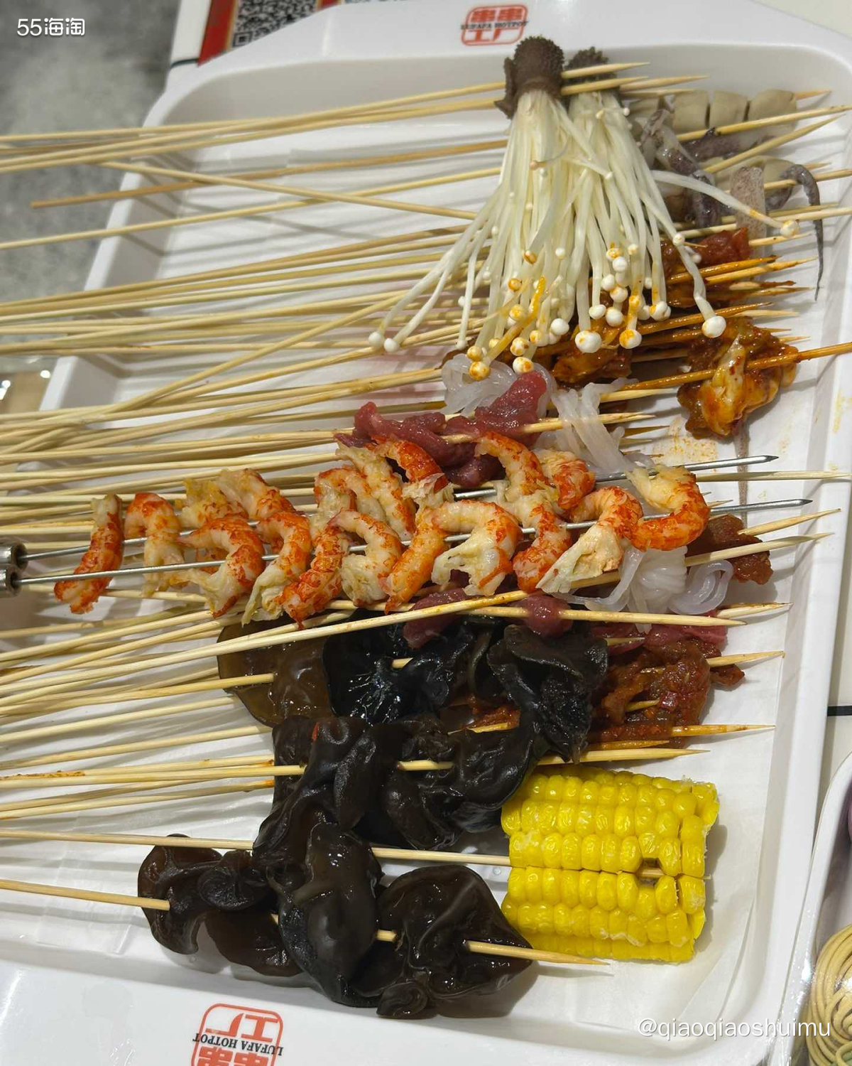 昨晚找了一家火锅串串香，不到200吃得饱饱。 锅底选了三拼，
