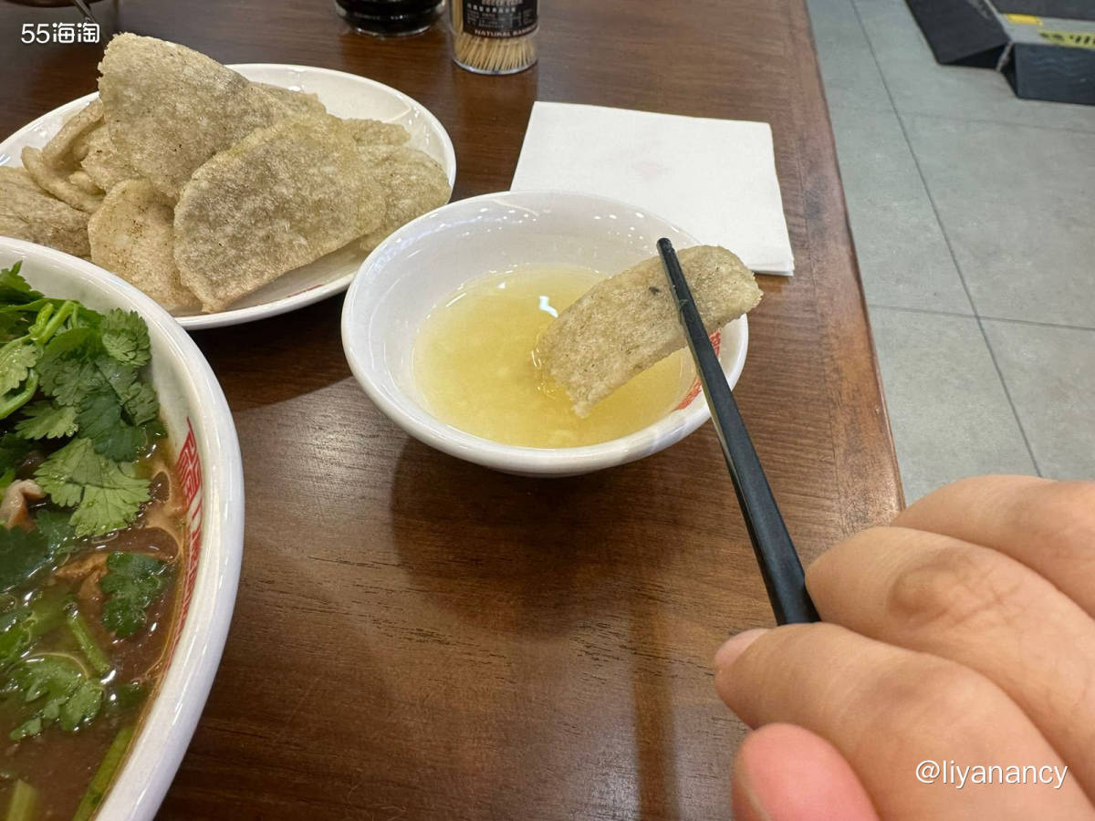 如果问北京有什么特色小吃，或许卤煮算是其中一个，门框卤煮是北