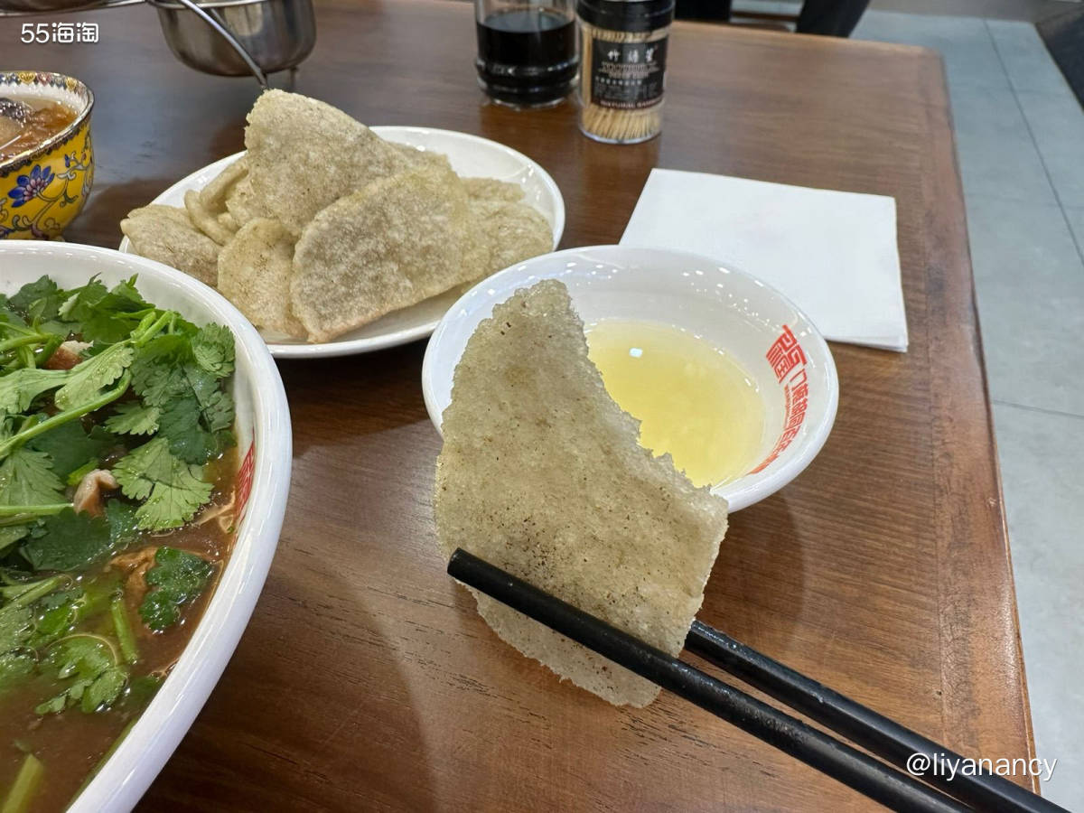 如果问北京有什么特色小吃，或许卤煮算是其中一个，门框卤煮是北