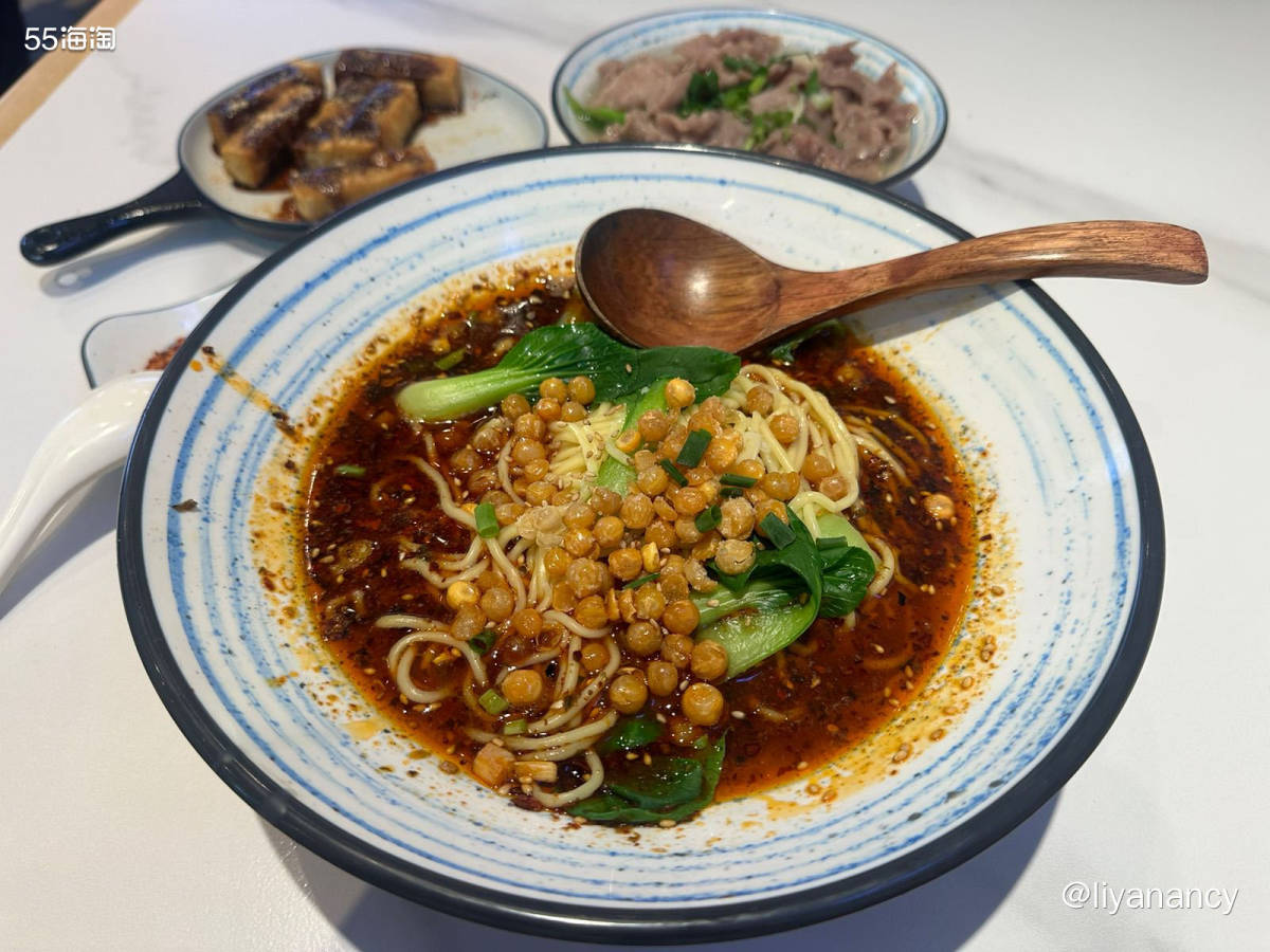 东四北大街上的一家跷脚牛肉店， 其实店里主打川味， 好吃的不