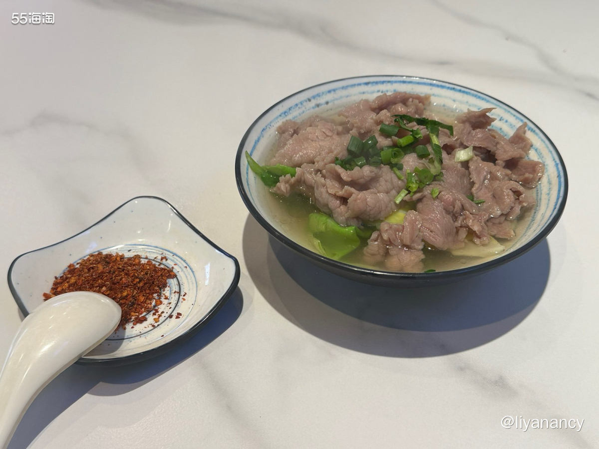 东四北大街上的一家跷脚牛肉店， 其实店里主打川味， 好吃的不