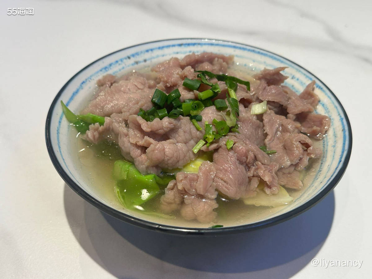 东四北大街上的一家跷脚牛肉店， 其实店里主打川味， 好吃的不
