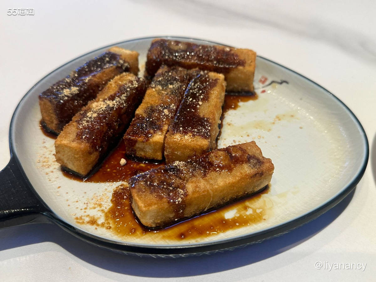 东四北大街上的一家跷脚牛肉店， 其实店里主打川味， 好吃的不