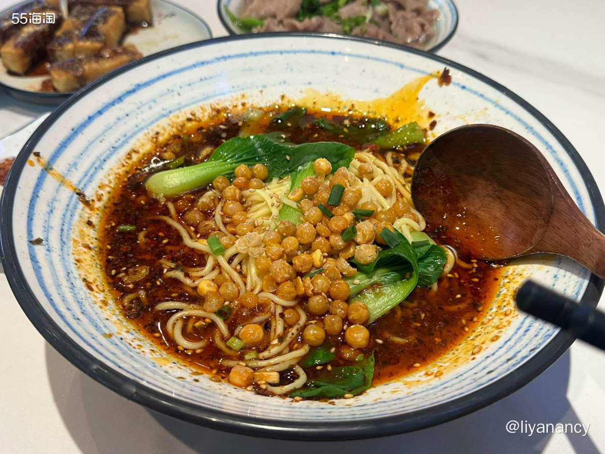 东四北大街上的一家跷脚牛肉店， 其实店里主打川味， 好吃的不