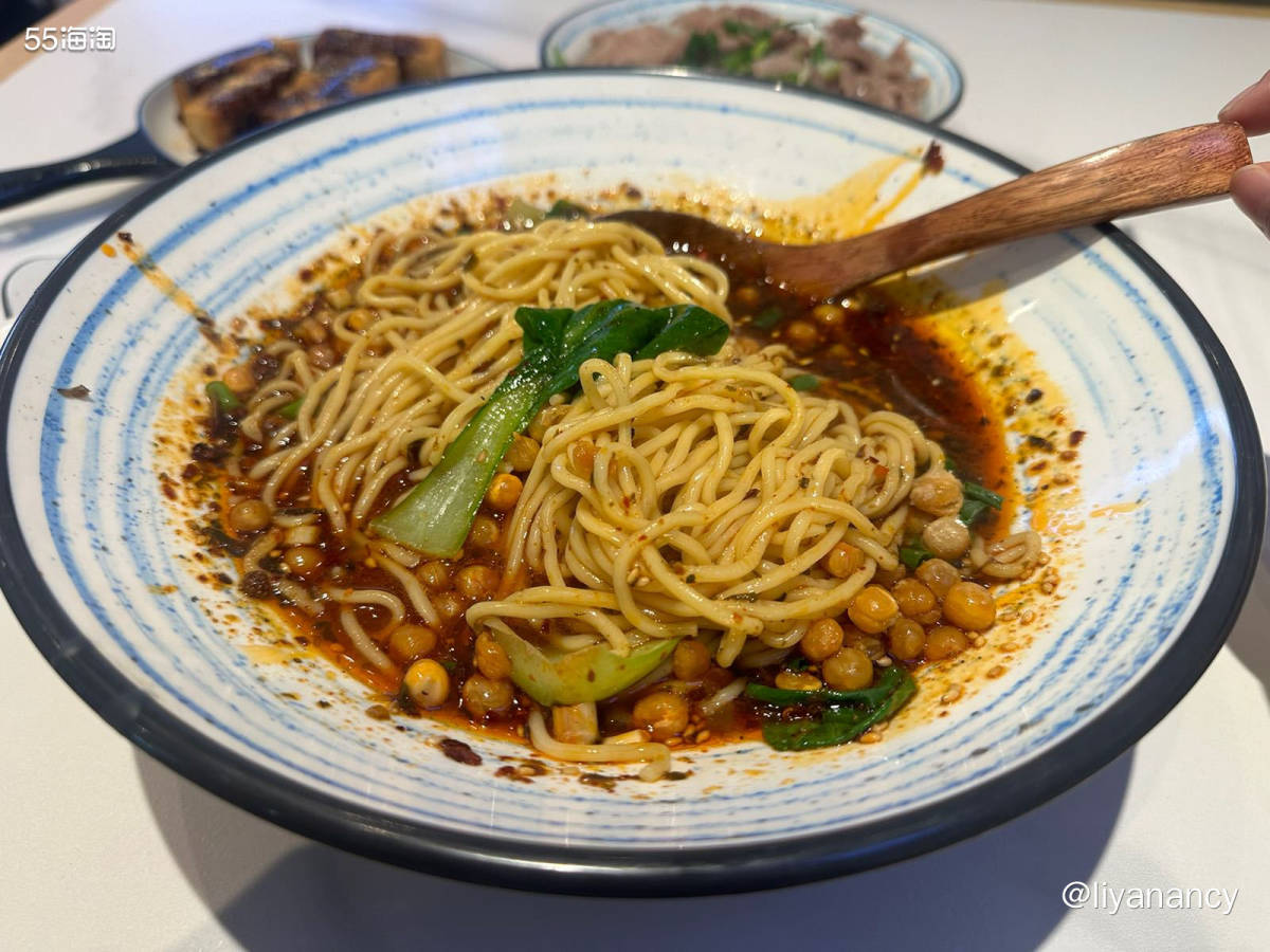 东四北大街上的一家跷脚牛肉店， 其实店里主打川味， 好吃的不
